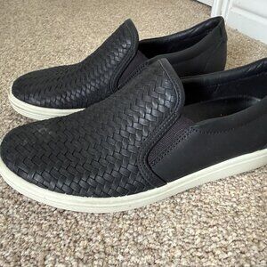 Eccos Women's Black Loafer - Current style - SLIP ON - SIZE 38, 7.5)